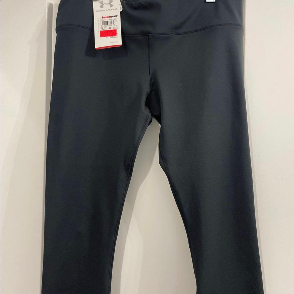 RARE MEDIUM (Fits a Small) Under Armour Cropped Legging with Mesh Panels